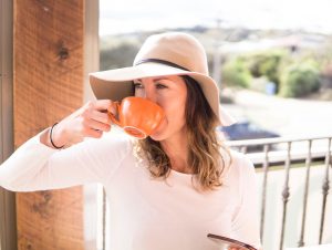 Kvinna dricker kaffe utomhus